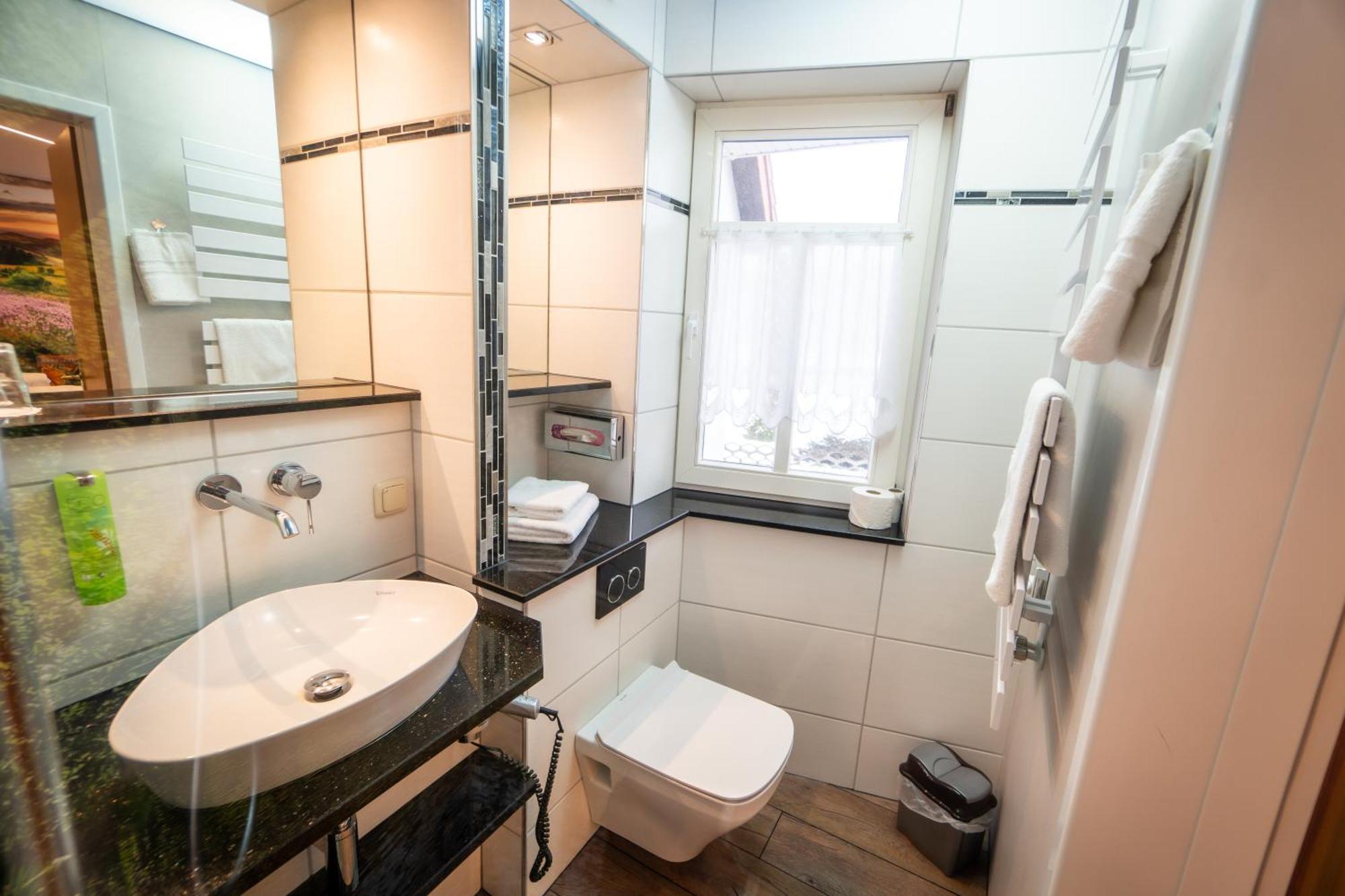 Landhotel Zur Gruenen Kutte Bernshausen Экстерьер фото